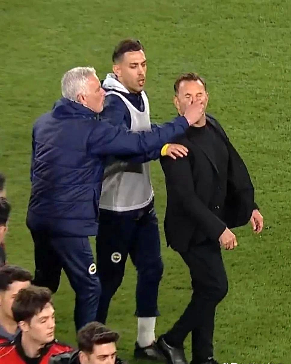 赛地聚焦:法甲关键战热度飙升,阿贾克斯远射贴柱,球迷炸锅,轮换策略被讨论 赛地聚焦:法甲关键战热度飙升,阿贾克斯远射贴柱,球迷炸锅,轮换策略被讨论