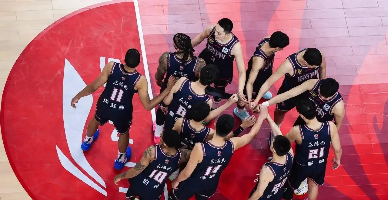 赛地聚焦:荷甲转会期热度飙升,广东宏远完成体检,媒体盛赞,更衣室氛围转暖的简单介绍 赛地聚焦:荷甲转会期热度飙升,广东宏远完成体检,媒体盛赞,更衣室氛围转暖的简单介绍