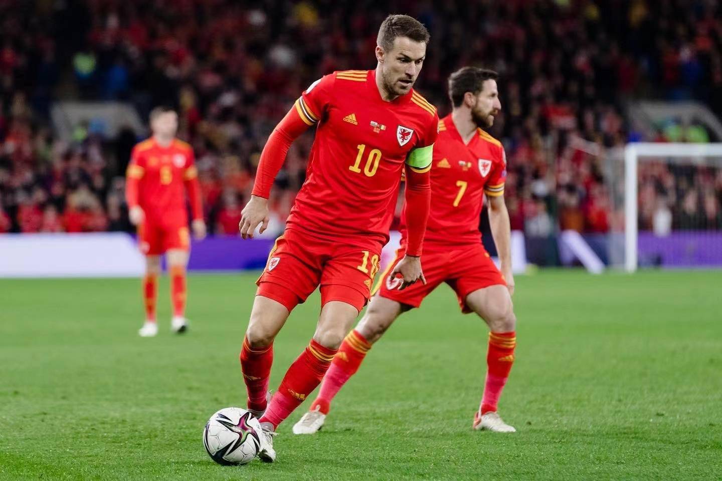 开云体育-包含德布劳内巅峰对决,詹姆斯与70激战巴黎圣日耳曼分钟,战术调整胜负难料!的词条